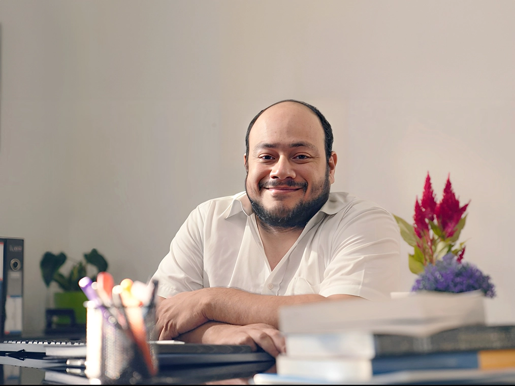Profesor sonriendo