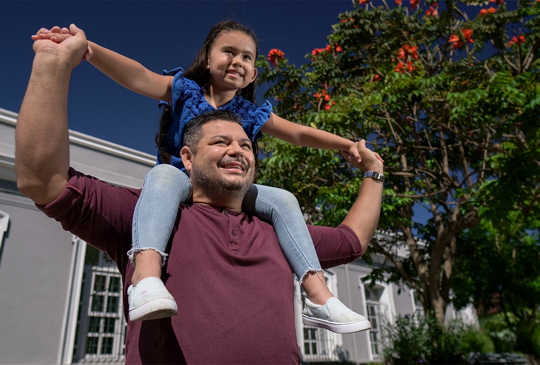 Padre e hija jugando