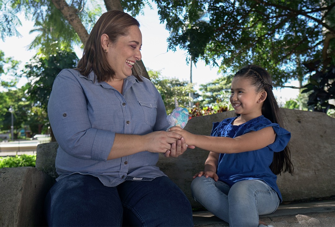 Madre e hija en el parque
